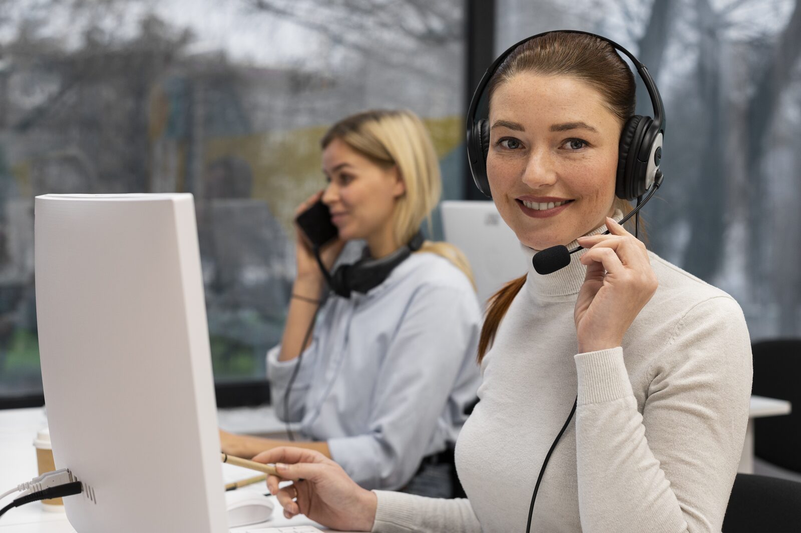 Agents d’un helpdesk MSP au téléphone — téléphonie IP facturée à l’usage